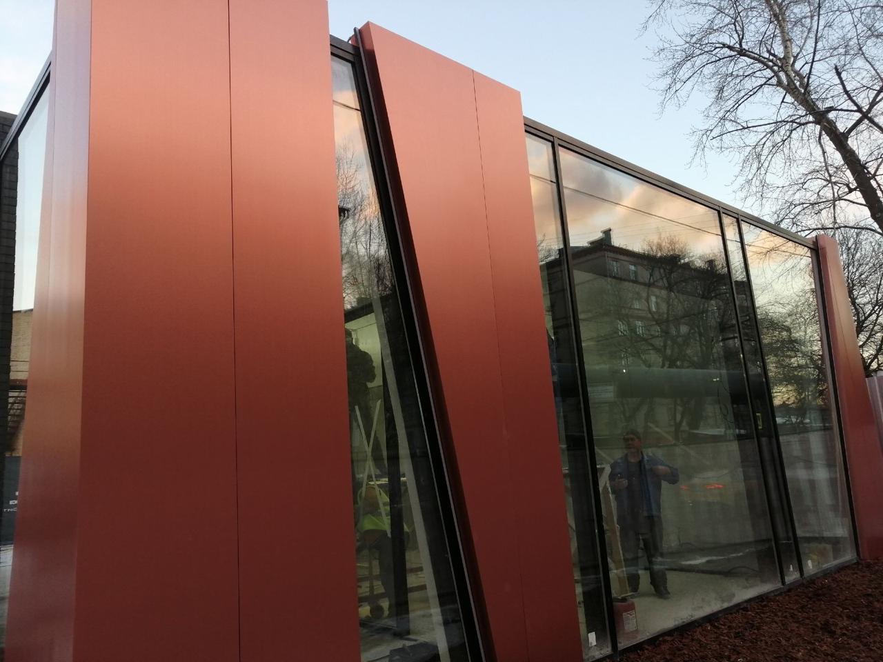 Фасадные панели с декором PlastCover после многолетней эксплуатации Пример использования фасадных панелей с декором PlastCover на современном здании, демонстрирующий их высокую эстетику и долговечность.