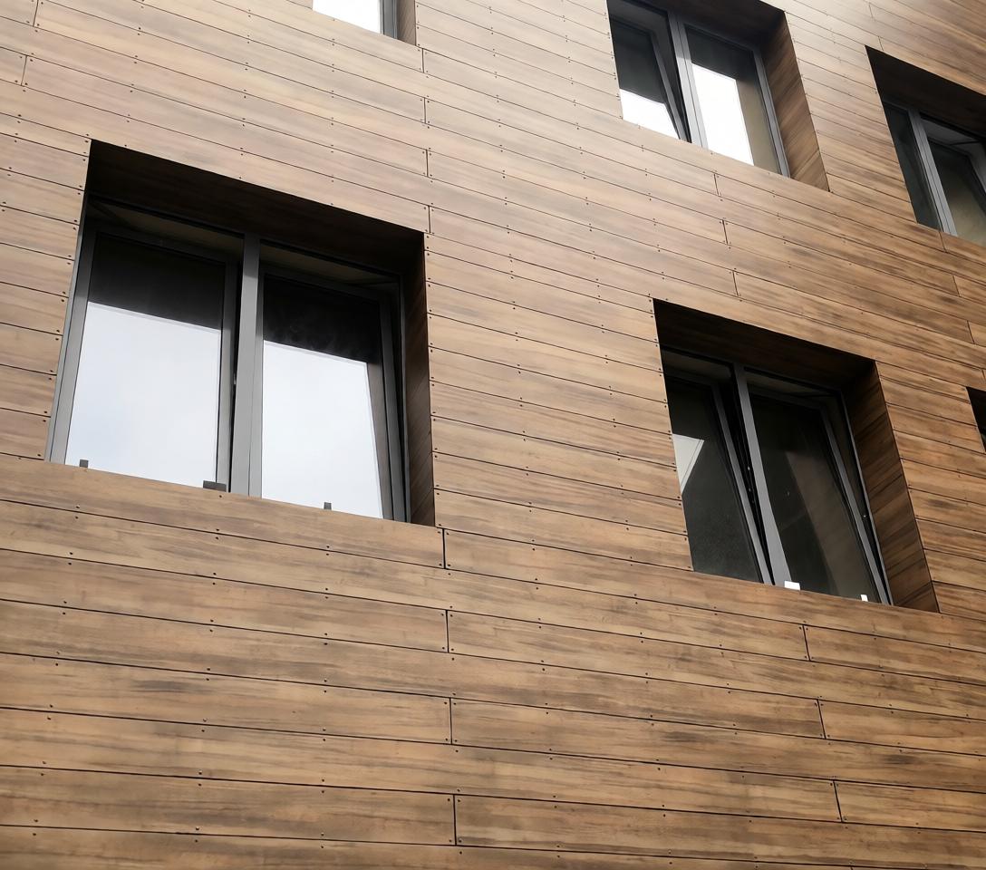 Готовый вентилируемый фасад из HPL‑панелей под дерево Готовый фасад из HPL‑панелей с имитацией древесины