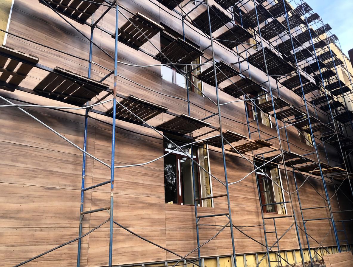 Вентилируемый фасад из HPL‑панелей в процессе монтажа Вентилируемый фасад из HPL‑панелей в процессе монтажа