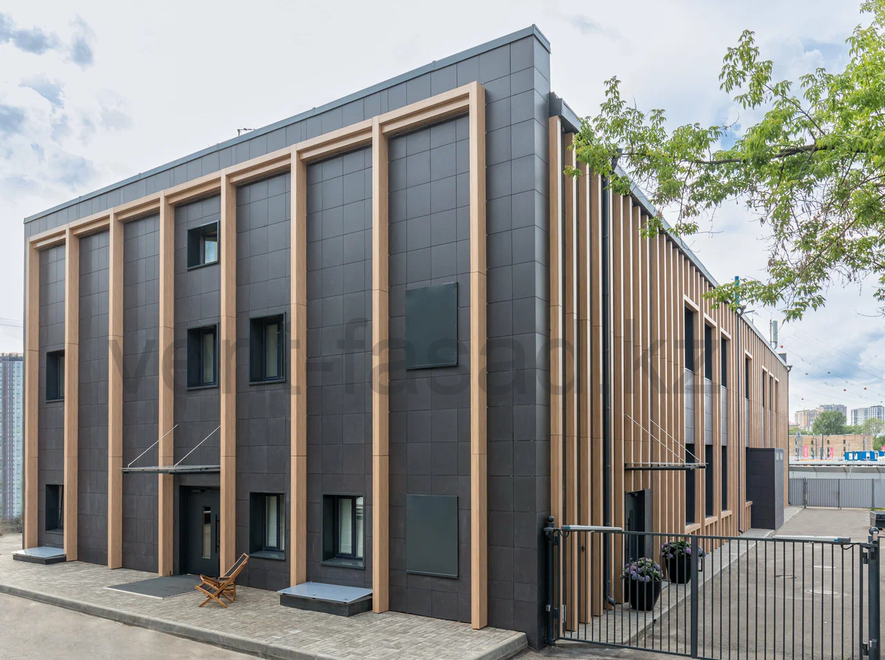 Фасад общественного здания из керамогранита