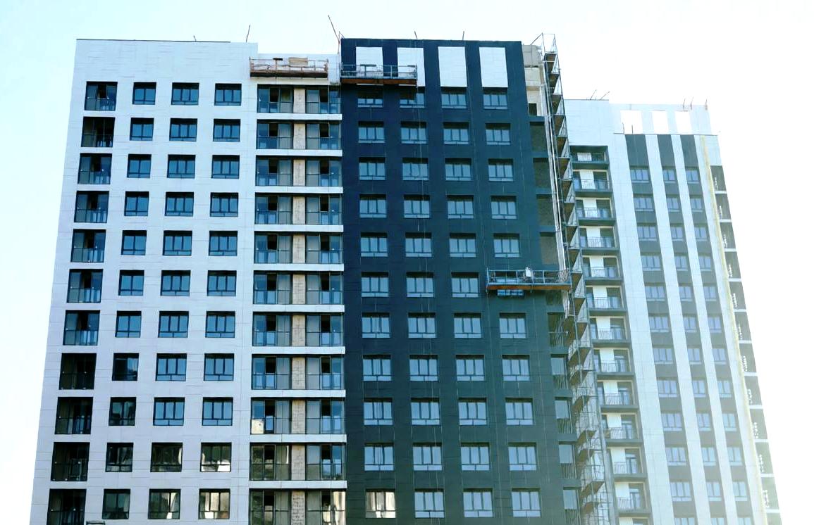Фрагмент вентилируемого фасада из керамогранита с ровными швами